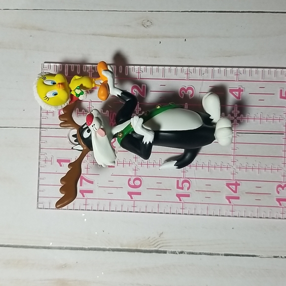 New in box Hallmark keepsake looney tunes ornament - Picture 8 of 10